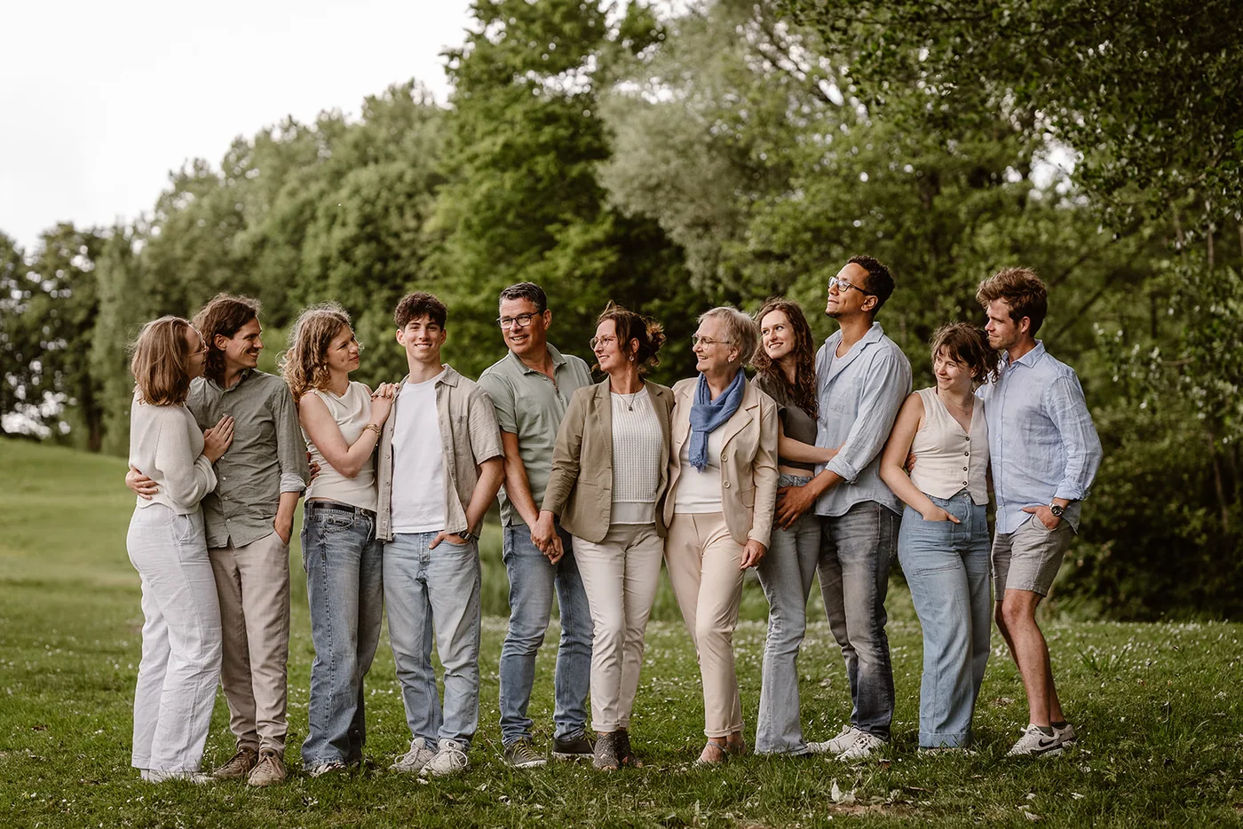 Drie generaties van één familie staan naast elkaar in het gras