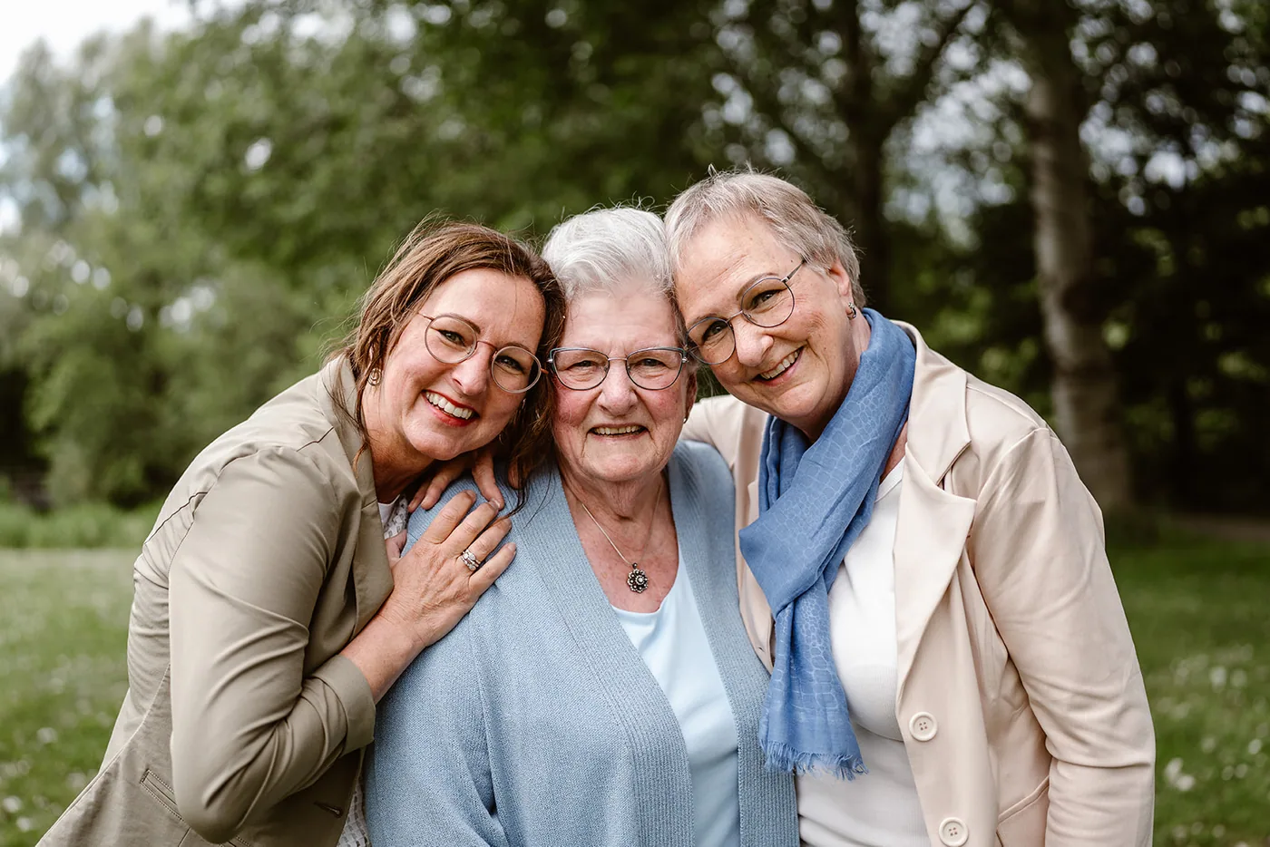 Drie vrouwen van verschillende generaties, dicht tegen elkaar aan