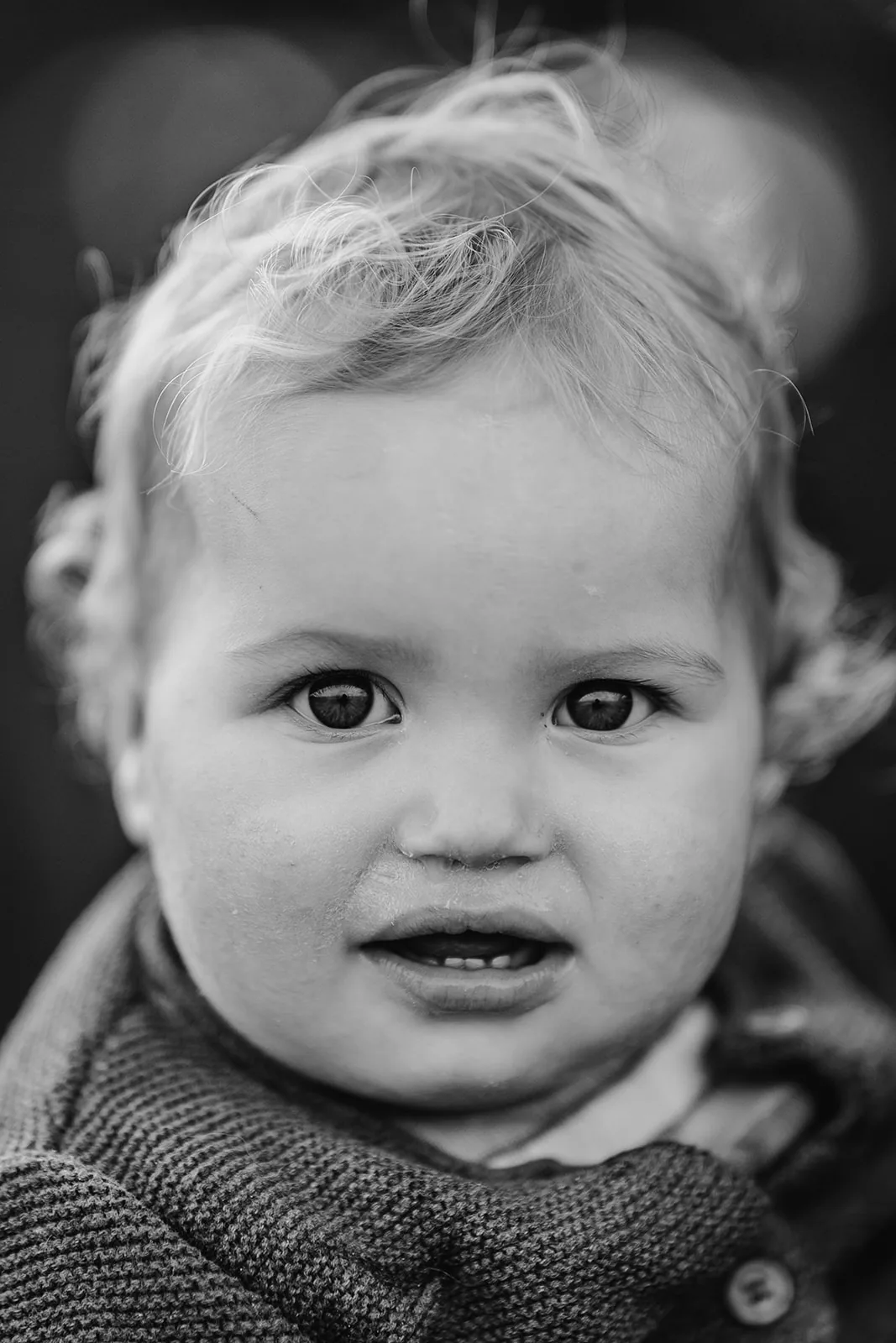 Zwart-witportret van een peuter die recht in de camera kijkt
