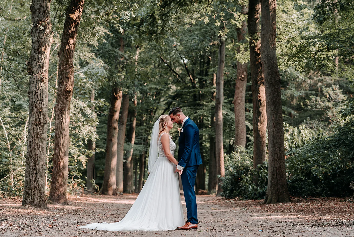 Bente & Jeroen, trouwfotografie bij Auberge du Bonheur in Tilburg: foto 6