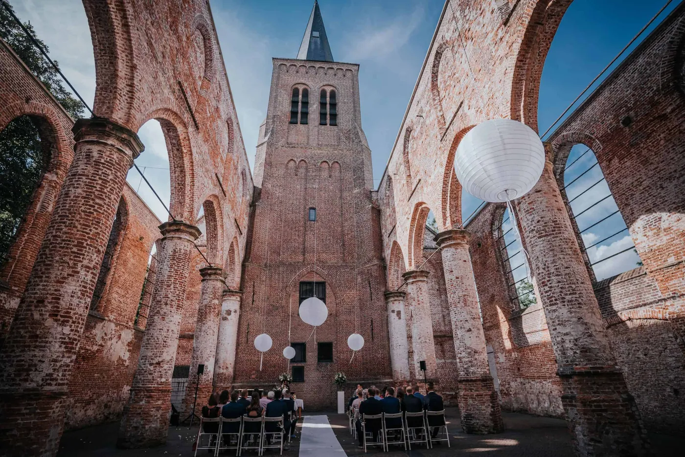Manon & Stan, trouwfotografie bij De Oude Kerk in Dongen: foto 2