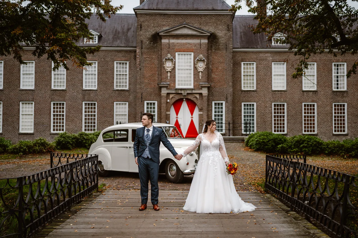 Bruidspaar voor het kasteel waar ook de ouders van de bruid trouwden